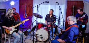 Read more about the article Whitman musicians Juli and Jon Finn record a ‘Tribute’ to Bonnie Raitt